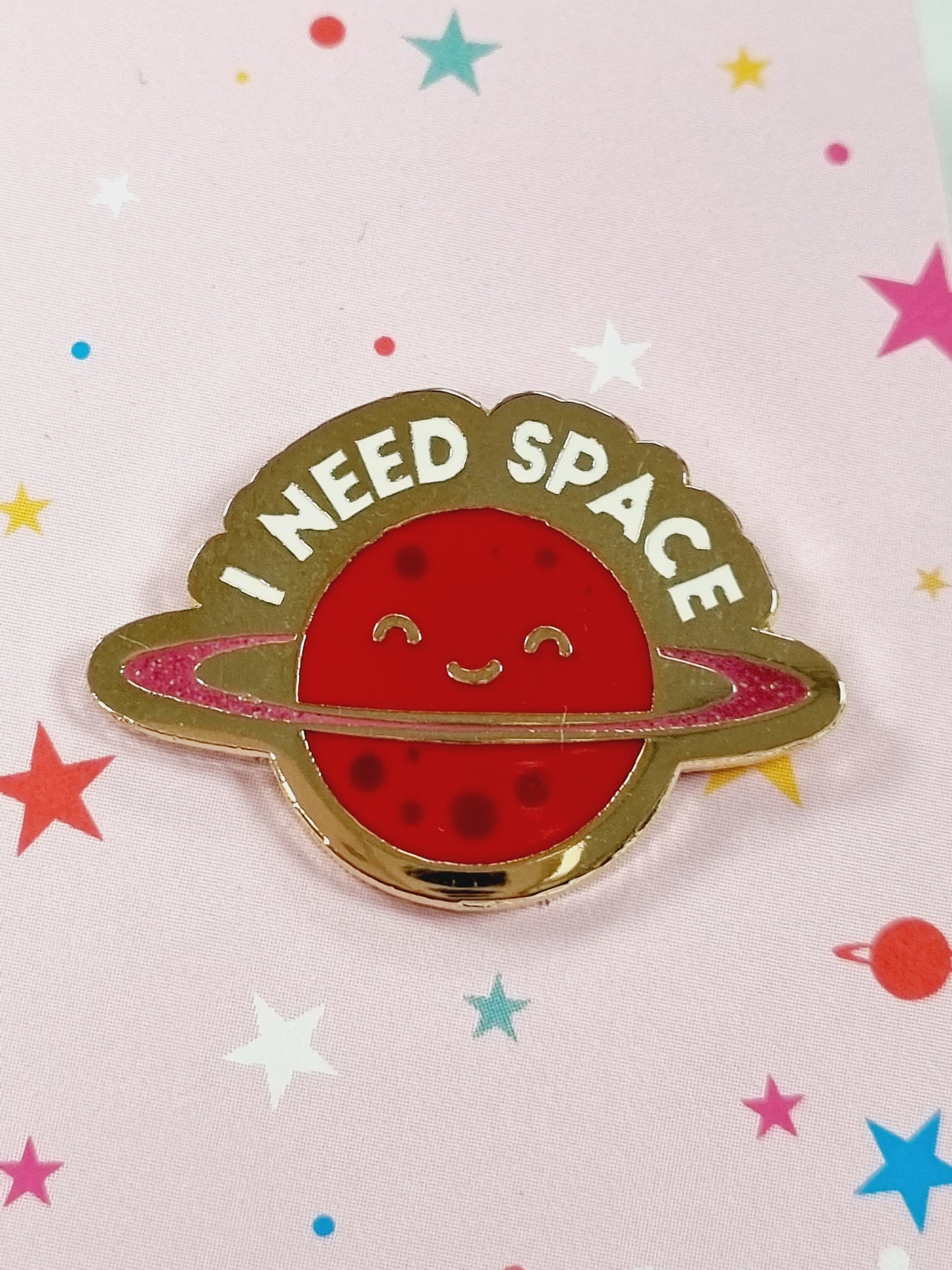 Emalipinssi I Need Space, punainen