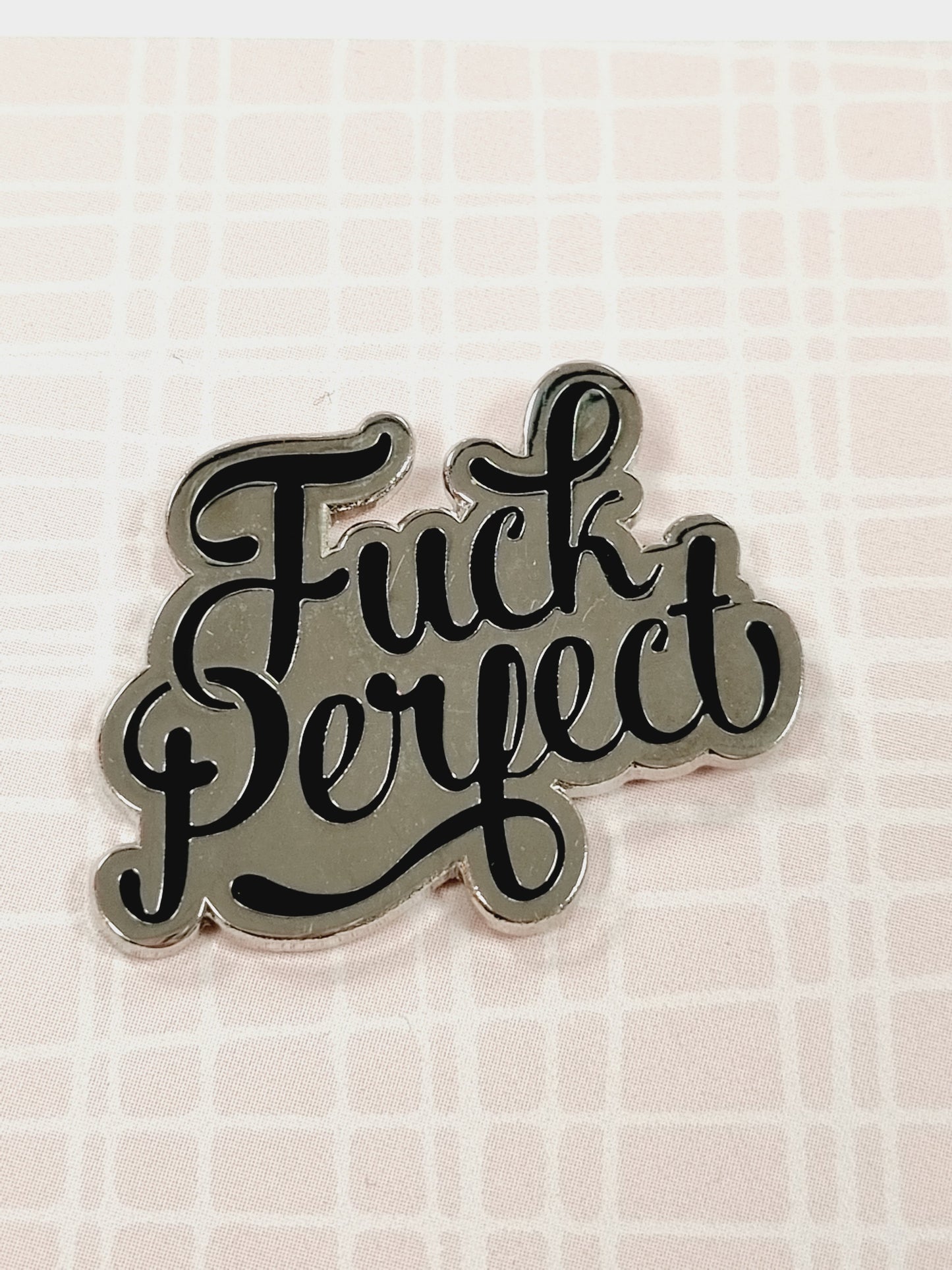 Emalipinssi F*** Perfect, hopea/musta