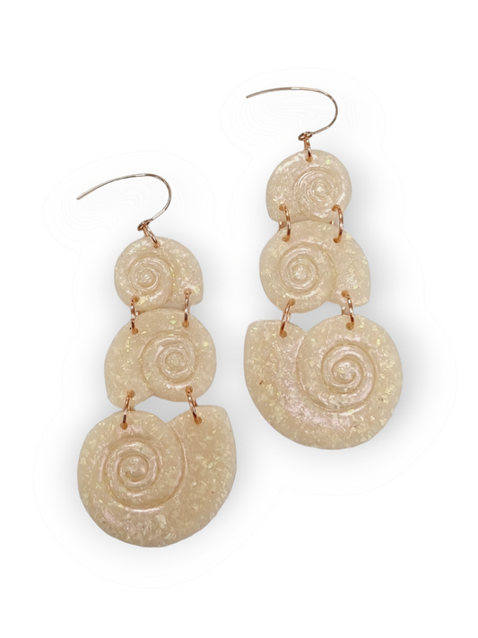 Up The Wazoo korvakorut Sassy Seashells, nude pearl