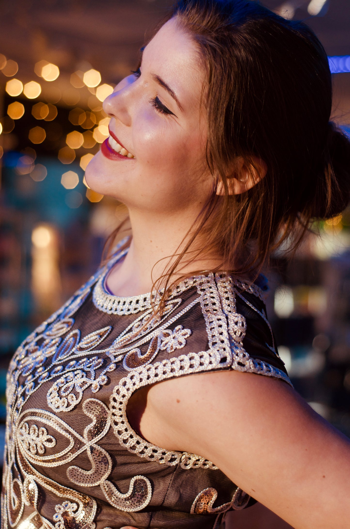 1920-luvun lyhythihainen paljettimekko, beige-kulta