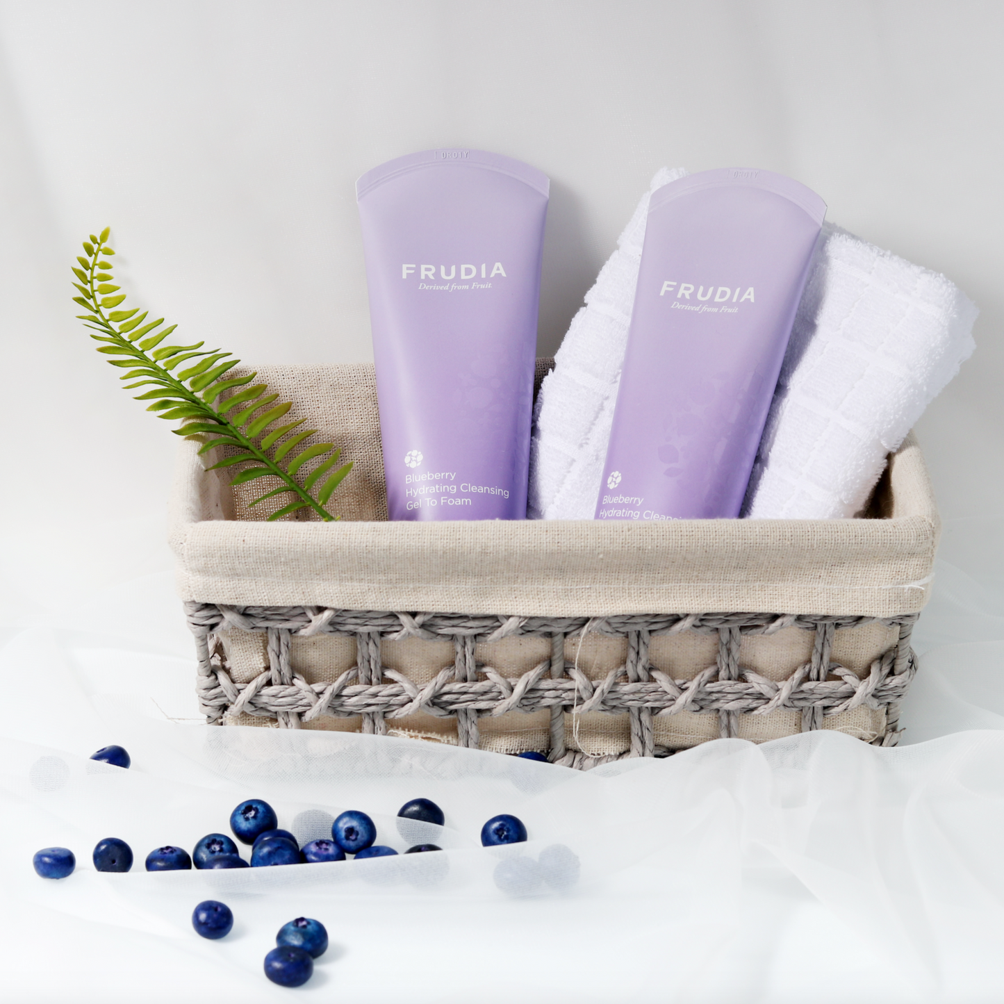 FRUDIA Blueberry Hydrating Cleansing Foam (puhdistusvaahto kuivalle iholle)