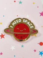 Emalipinssi I Need Space, punainen