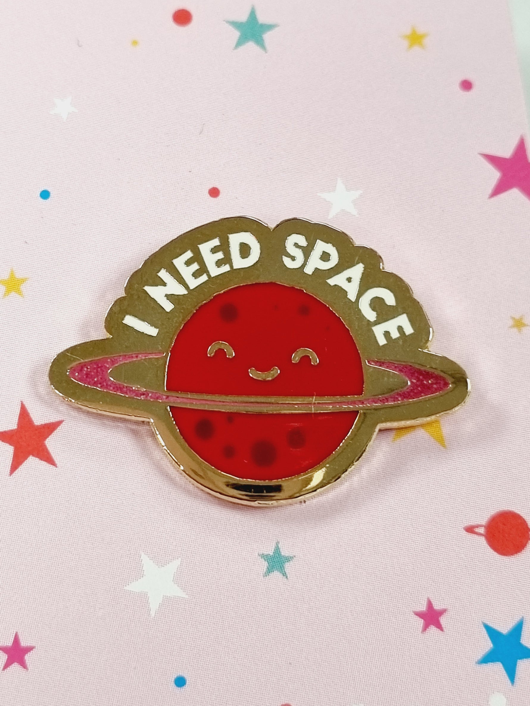 Emalipinssi I Need Space, punainen