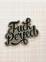 Emalipinssi F*** Perfect, hopea/musta