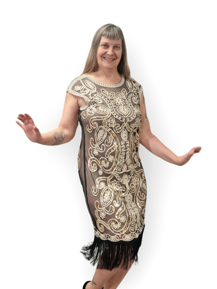 1920-luvun lyhythihainen paljettimekko, beige-kulta