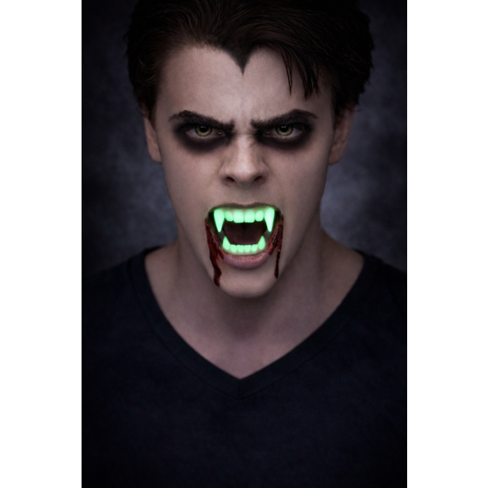 Vampyyrin hampaat, pimeässä hohtavat