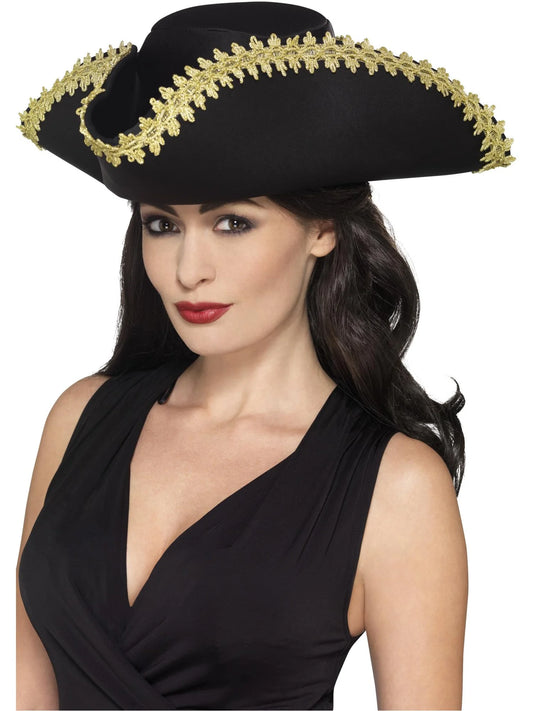 Pehmeä piraattihattu kultareunuksilla