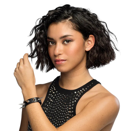 Rokkarin niittiranneke piikeillä