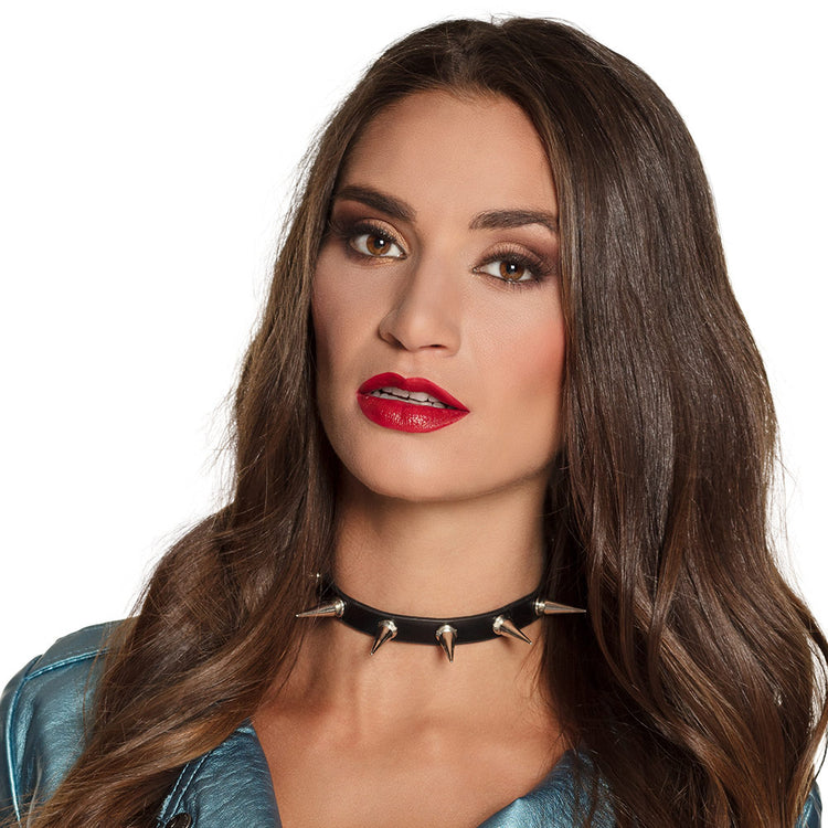 Rokkarin kaulapanta piikeillä