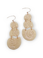 Up The Wazoo korvakorut Sassy Seashells, nude pearl